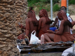 Himba-Mädchen mit Handy 