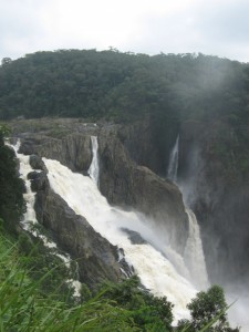 Wunderschöner Wasserfall im Regenwald