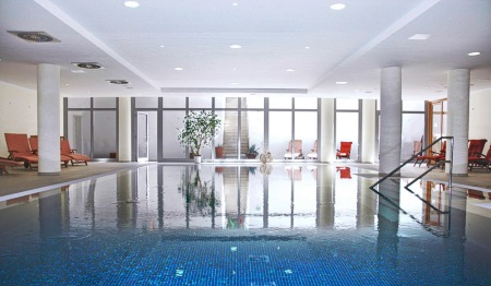 Das Schwimmbad des Hotels