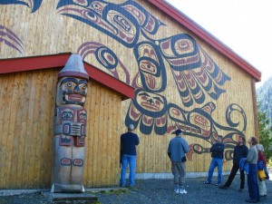 Das zeremonielle Big House im Dorf der First Nation 