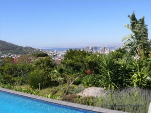 Blick über den Pool nach Kapstadt 