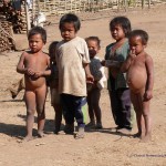 Die Kinder betrachten uns neugierig