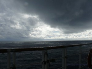 Regen und tief hängende Wolken 