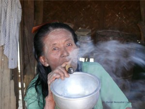 Die Frau raucht eine Cheroot