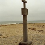 Steinsäule mit Kreuz am Cape Cross