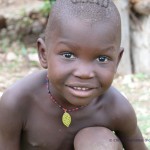 Neugieriger Himba Junge 