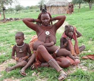 Himba Mutter mit ihren Kindern