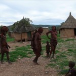 Himba Frauen kommen von der Feldarbeit zurück