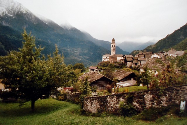 Reiseberichte Schweiz: Soglio, Kanton Graubünden - Evelyn Hofer und die Kastanienwälder