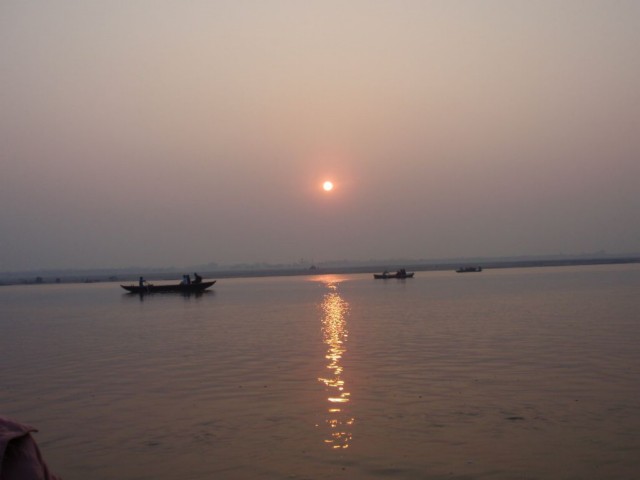 Indien Ferienerlebnisse- mit dem Boot auf dem heiligen Fluss Ganges in Varanasi