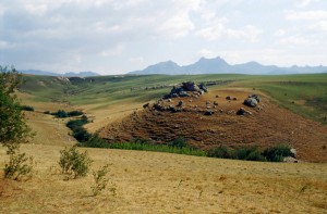 Weites Grasland mit Drakensberge