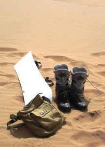 ein Sandboard und ein paar Stiefel sowie Helm und Schützer reichen für den perfekten Spaß in der Namib-Wüste.