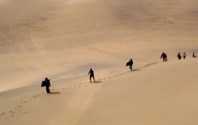 Der Aufstieg gehört zum Sandboarding - denn anders als in Skigebieten in den Alpen gibt es in der Namib-Wüste gibt es keine Schlepplifte.