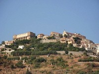 Das Städtchen Nicotera mit dem Castello dei Ruffo