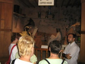 Unser Deutsch sprechender, örtlicher Reiseleiter erzählt uns von der arabischen Kaffee-Traddition