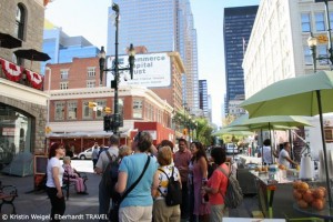 Stadtrundgang in Calgary unsere Reisegruppe auf der Stephens Avenue