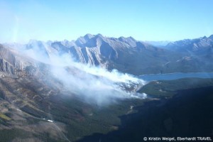 Helikopter Rundflug über die Rocky Mountains - ein Waldbrand unter uns