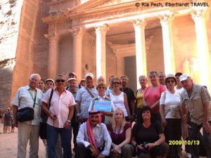 Unsere Reisegruppe vor dem Schatzhaus der Felsenstadt Petra