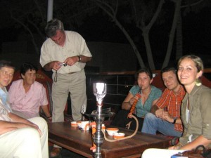 Meine Reisegäste und ich beim Shisha-Rauchen am Dubai Creek