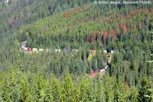 Der Zug fährt oben in den Berg hinein – die Lok kommt unten aus dem Spiraltunnel