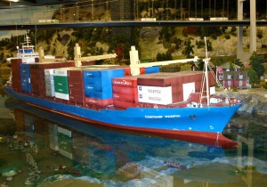 Miniatur-Wunderland in Hamburg - Ein "großes" Mini-Container-Schiff schippert vor Skandinavien