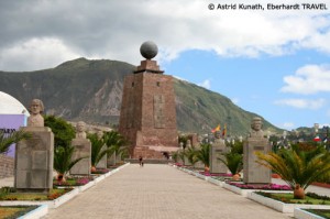 Am Äquatordenkmal in der Nähe von Quito