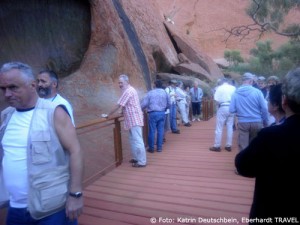 Am frühen Morgen spazierten wir am Ayers Rock entlang und bestaunten die interessanten Felszeichnungen der Aborigines