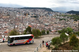 Unser Reisebus am Aussichtspunkt Panecillo mit Blick auf Quito