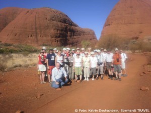 Unsere Reisegruppe vor den Olgas im Outback Australiens