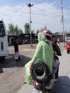 mit dem Moped durch Srinagar