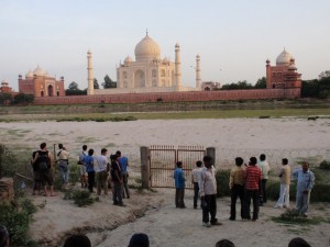 Blick auf das Taj Mahal vom Flussufer des Yamuna