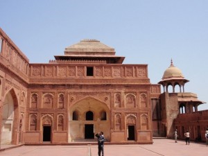 Sandsteingebäude im Fort Agra