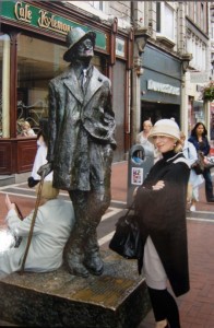 Die Autorin mit James Joyce in Dublin