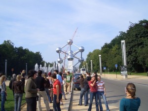 man sieht das Atomium schon aus der Ferne