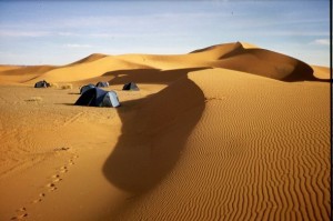 So macht Zelten beim Kamel-Trekking durch die Sahara Spass