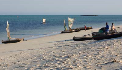 Vezo-Boote am Strand von Salary © A. Gutierrez