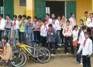 Schulbesuch auf Ban Sen Halong Bucht