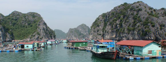 Schwimmende Dörfer in der Halong Bucht - Vietnam