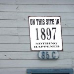 humorvolles Schild im historischen Ort Virginia City
