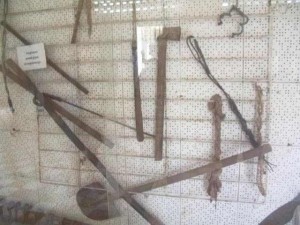 Folterinstrumente im Tuol Sleng Museum oder S21 Gefaengnis