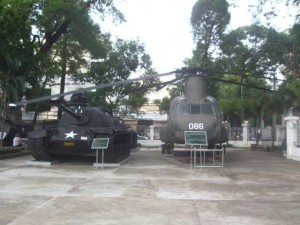 Kriegsmuseum in Ho Chi Minh City in Vietnam mit Hubschraubern und Panzern