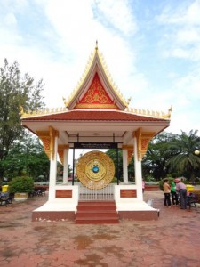 Friedensgong am Patuxai in Vientiane in Laos