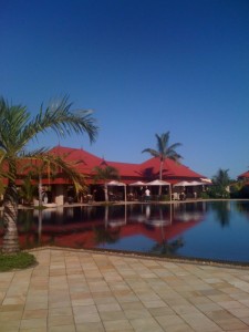 Sicht auf den Pool und das Haupthaus des Tamassa Resorts.