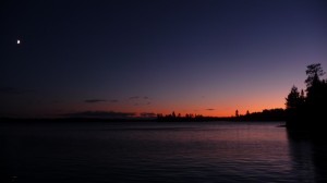 Sicht vom Hausboot über das Wasser auf die wunderschöne Abenddämmerung