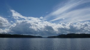 Blauer Himmel über der Wildnis Kanadas