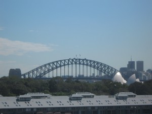 Blick über die Dächer auf die Sydney Harbour Bridge