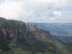 Blick auf die Felsformation der Three Sisters in den Blue Mountains