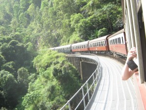 Fahrt mit dem Zug durch den tropischen Regenwald Australiens
