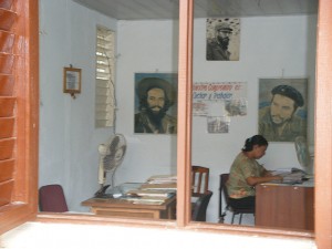 Spanischsprechen auf einer kubanischen Amtsstube