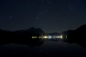 Blick über den Altausseersee auf Altaussee bei Nacht